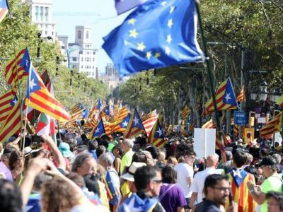 Флаги Каталонии и ЕС на демокстрации в Барселоне. Фото: 1news.az