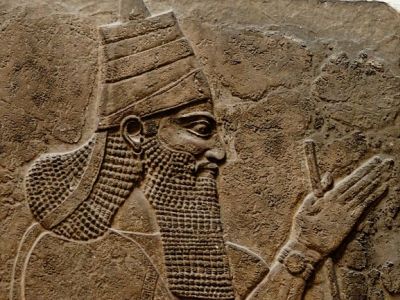 Царь Тиглатпаласар III (барельеф со стен дворца, Британский музей). Источник - en.wikipedia.org Царь Тиглатпаласар III (барельеф со стен дворца, Британский музей). Источник - en.wikipedia.org