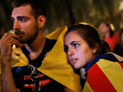 Молодежь на демонстрации за независимость в Барселоне, окт. 2017. Источник - www.cnbc.com Молодежь на демонстрации за независимость в Барселоне, окт. 2017. Источник - www.cnbc.com