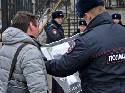 Операция "полиция". Фото: Александр Воронин, Каспаров.Ru Операция "полиция". Фото: Александр Воронин, Каспаров.Ru