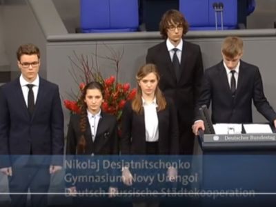Выступление Николая Десятниченко, школьника из Нового Уренгоя, в Бундестаге. Скрин видео: www.youtube.com/watch?v=zu6yfWUhFls Выступление Николая Десятниченко, школьника из Нового Уренгоя, в Бундестаге. Скрин видео: www.youtube.com/watch?v=zu6yfWUhFls