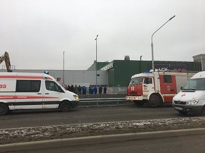 Провал грунта возле ТЦ "Мега Теплый Стан". Фото: twitter.com/ABogatkin Провал грунта возле ТЦ "Мега Теплый Стан". Фото: twitter.com/ABogatkin