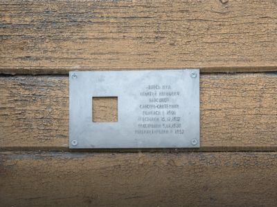 Табличка "Последний адрес" на доме в Архангельске. Фото: region29.ru Табличка "Последний адрес" на доме в Архангельске. Фото: region29.ru