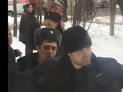 Наемщики от застройщика для разгона жителей двора. Фото: facebook.com/groups Наемщики от застройщика для разгона жителей двора. Фото: facebook.com/groups