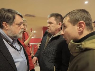 Президент фестиваля "АртДокфест" Виталий Манский и атакующие. Фото: rueconomics.ru Президент фестиваля "АртДокфест" Виталий Манский и атакующие. Фото: rueconomics.ru