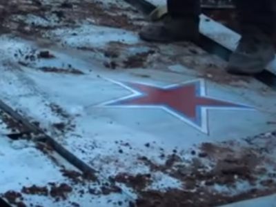 Символика на крыле сбитого Су-25, 3.2.18. Скрин видео www.youtube.com/watch?time_continue=70&v=k7G92t2MXBY Символика на крыле сбитого Су-25, 3.2.18. Скрин видео www.youtube.com/watch?time_continue=70&v=k7G92t2MXBY