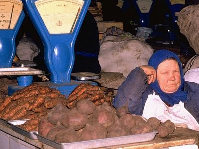 Колхозный рынок в СССР, овощной отдел. Публикуется в maxim-nm.livejournal.com, источник www.gettyimages.ae Колхозный рынок в СССР, овощной отдел. Публикуется в maxim-nm.livejournal.com, источник www.gettyimages.ae