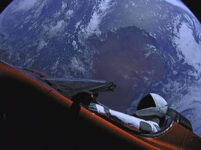 Автомобиль "Тесла" на орбите. Фото: aliyun-cdn.hypebeast.cn Автомобиль "Тесла" на орбите. Фото: aliyun-cdn.hypebeast.cn