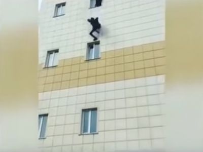 Пожар в ТЦ "Зимняя вишня", Кемерово, 25.3.18. Люди выпрыгивают из окон. Скрин видео www.youtube.com/watch?v=p6aFmXm0A7I Пожар в ТЦ "Зимняя вишня", Кемерово, 25.3.18. Люди выпрыгивают из окон. Скрин видео www.youtube.com/watch?v=p6aFmXm0A7I