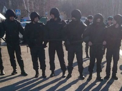 Коломна, цепь ОМОНа против протестующих, 28.3.18. Фото: oka.fm Коломна, цепь ОМОНа против протестующих, 28.3.18. Фото: oka.fm