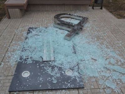 Рухнувший памятник рублю (Сыктывкар). Фото: news.sputnik.ru