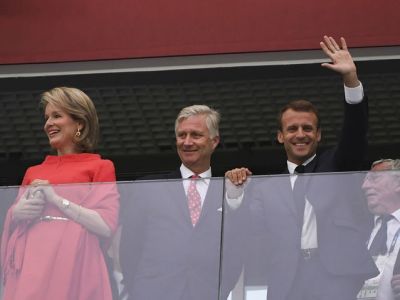 Президент Франции Э.Макрон, король Бельгии Филипп и королева Матильда на стадионе "Петровский", СПб., 10.7.18. Фото: AFP Президент Франции Э.Макрон, король Бельгии Филипп и королева Матильда на стадионе "Петровский", СПб., 10.7.18. Фото: AFP