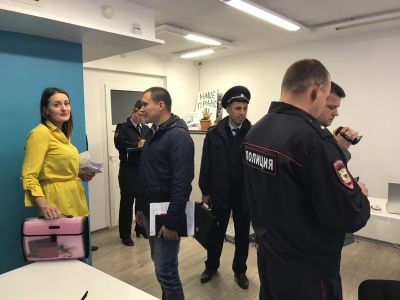 Обыск в штабе Навального в Новосибирске. Фото: twitter.com/teamnavalny_nsk Обыск в штабе Навального в Новосибирске. Фото: twitter.com/teamnavalny_nsk
