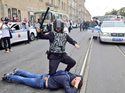 Нападение карателя из ОМОНа на заведомо безоружного, Санкт-Петербург, 9.9.18. Фото: t.me/politika Нападение карателя из ОМОНа на заведомо безоружного, Санкт-Петербург, 9.9.18. Фото: t.me/politika