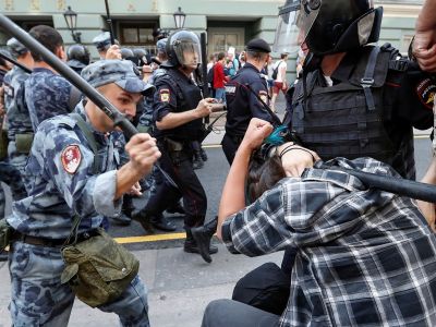 Нападение росгвардейцев на участника акции 9.9.18. Фото: Сергей Карпухин / Reuters Нападение росгвардейцев на участника акции 9.9.18. Фото: Сергей Карпухин / Reuters