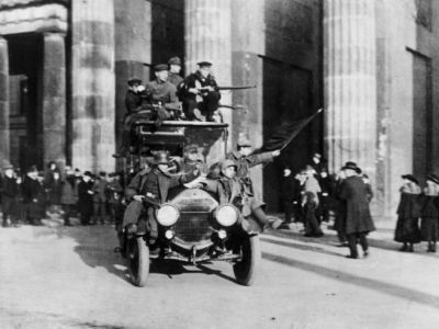 Революционные солдаты и матросы у Бранденбургских ворот в Берлине, ноябрь 1918-го. Фото: ru.wikipedia.org Революционные солдаты и матросы у Бранденбургских ворот в Берлине, ноябрь 1918-го. Фото: ru.wikipedia.org