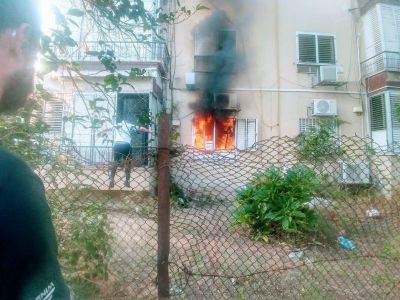 Пожар от прямого попадания ракеты в жилой дом, муниципалитет Хоф-Ашкелон, 13.11.18. Фото: t.me/israeltoday/1436 Пожар от прямого попадания ракеты в жилой дом, муниципалитет Хоф-Ашкелон, 13.11.18. Фото: t.me/israeltoday/1436