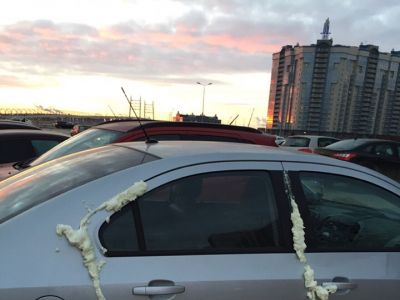 Автомобиль правозащитницы Ирины Баханович в монтажной пене. Фото: vk.com/n.vavilina Автомобиль правозащитницы Ирины Баханович в монтажной пене. Фото: vk.com/n.vavilina