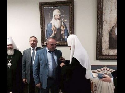 Александр Беглов, Рауль Арашуков (отец сенатора) и патриарх Кирилл (Гундяев). Фото: новости-россии.ru-an.info Александр Беглов, Рауль Арашуков (отец сенатора) и патриарх Кирилл (Гундяев). Фото: новости-россии.ru-an.info