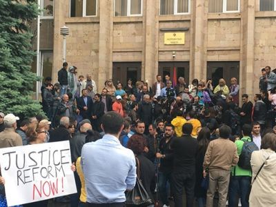 Блокированный суд в Армении. Фото: Т.Хзмалян Блокированный суд в Армении. Фото: Т.Хзмалян