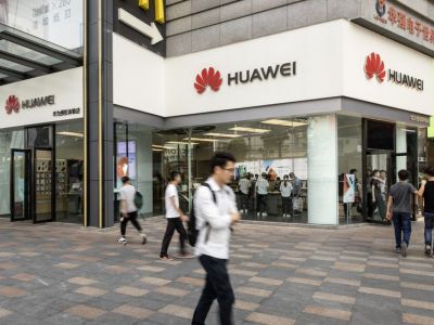 Пешеходы проходят мимо магазина Huawei в Шэньчжэне, Китай. Фото: Цилай Шен / Bloomberg