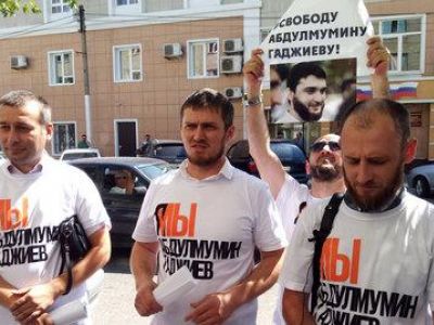 Одиночный пикет в поддержку журналиста Абдулмумина Гаджиева. Фото: Мурад Мурадов / "Кавказский узел" Одиночный пикет в поддержку журналиста Абдулмумина Гаджиева. Фото: Мурад Мурадов / "Кавказский узел"