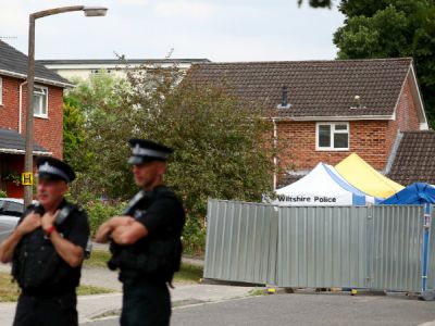 Полицейские у дома в Солсбери, где были отравлены Сергей и Юлия Скрипаль Фото: Reuters Полицейские у дома в Солсбери, где были отравлены Сергей и Юлия Скрипаль Фото: Reuters