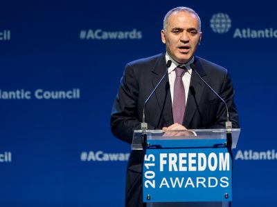 Гарри Каспаров на церемонии награждения во Вроцлавском глобальном форуме 2015 года. Источник фото: neweurope.eu Гарри Каспаров на церемонии награждения во Вроцлавском глобальном форуме 2015 года. Источник фото: neweurope.eu