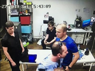 Сотрудники полиции в студии "Навальный Live". Фото: twitter.com/SobolLubov Сотрудники полиции в студии "Навальный Live". Фото: twitter.com/SobolLubov