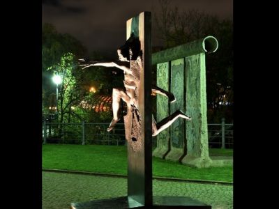 Рольф Библь, "Мы - народ" ("Wir sind das Volk"), памятник разрушителям Берлинской стены. Фото: www.facebook.com/wadim.lewin.9 Рольф Библь, "Мы - народ" ("Wir sind das Volk"), памятник разрушителям Берлинской стены. Фото: www.facebook.com/wadim.lewin.9