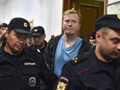 Обвиняемый по делу об участии в массовых беспорядках в Москве 27 июля 2019 года Сергей Фомин в суде. Фото: Петр Кассин / Коммерсант Обвиняемый по делу об участии в массовых беспорядках в Москве 27 июля 2019 года Сергей Фомин в суде. Фото: Петр Кассин / Коммерсант