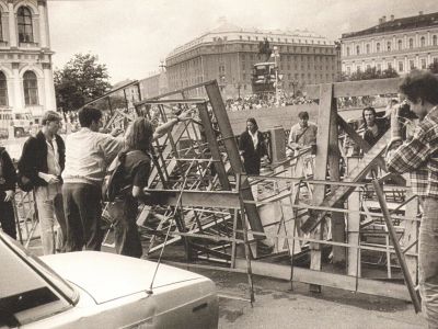 Баррикада на Исаакиевской пл. у Мариинского дворца, 19.8.1991. Фото: polithistory.ru