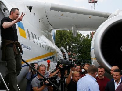 Олег Сенцов выходит из самолета после обмена. Фото: Fromua.news Олег Сенцов выходит из самолета после обмена. Фото: Fromua.news