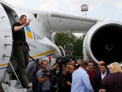 Встреча Олега Сенцова в аэропорту Киева. Фото: t.me/ntlnts Встреча Олега Сенцова в аэропорту Киева. Фото: t.me/ntlnts