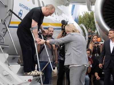 Встреча освобожденных украинцев в аэропорту Киева. Фото: Reuters Встреча освобожденных украинцев в аэропорту Киева. Фото: Reuters