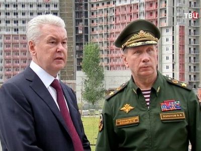 Мэр Москвы Собянин и начальник Росгвардии Золотов. Скрин видео ТВЦ Мэр Москвы Собянин и начальник Росгвардии Золотов. Скрин видео ТВЦ