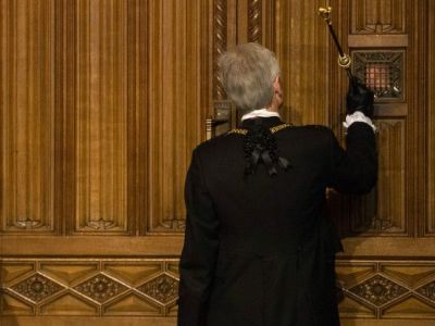 Хранительница Черного жезла Сара Кларк на церемонии в парламенте. Фото: www.interlingua.edu.ru Хранительница Черного жезла Сара Кларк на церемонии в парламенте. Фото: www.interlingua.edu.ru