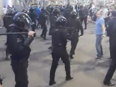 В Петербурге во время матча "Зенит" — "Краснодар" произошли столкновения болельщиков с ОМОНом. Скриншот видео В Петербурге во время матча "Зенит" — "Краснодар" произошли столкновения болельщиков с ОМОНом. Скриншот видео