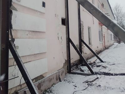 Дом с трещинами и подпорками. Фото: Сергей Попов, Каспаров.Ru Дом с трещинами и подпорками. Фото: Сергей Попов, Каспаров.Ru