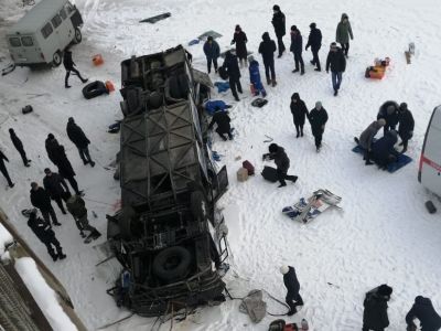 Перевернувшийся автобус в Забайкалье. Фото: novayagazeta.ru Перевернувшийся автобус в Забайкалье. Фото: novayagazeta.ru