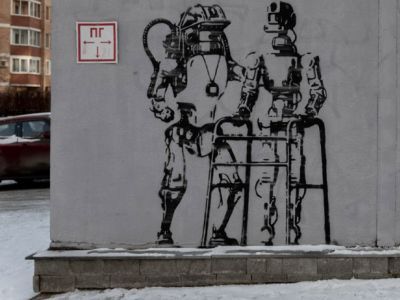 Робот-инвалид Федор, поддерживаемый американским роботом. Фото: Тelegra.ph Робот-инвалид Федор, поддерживаемый американским роботом. Фото: Тelegra.ph