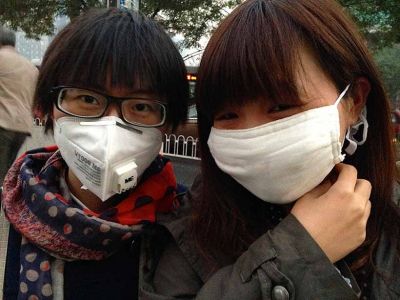 Марлевые повязки у жительниц Японии. Фото: www.let-us-dream.ru Марлевые повязки у жительниц Японии. Фото: www.let-us-dream.ru
