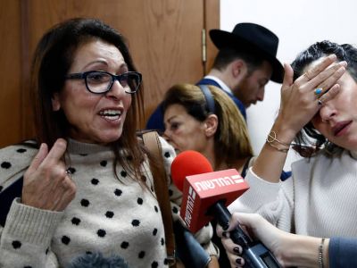 Осужденная в России израильтянка Наама Иссахар (справа) со своей матерью Яффой. Фото: Артем Геодакян / ТАСС Осужденная в России израильтянка Наама Иссахар (справа) со своей матерью Яффой. Фото: Артем Геодакян / ТАСС