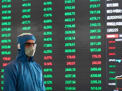 Рабочий в защитном костюме перед электронным табло в фойе здания Шанхайской фондовой биржи в Шанхае 3 февраля 2020 года. Фото: AP Рабочий в защитном костюме перед электронным табло в фойе здания Шанхайской фондовой биржи в Шанхае 3 февраля 2020 года. Фото: AP