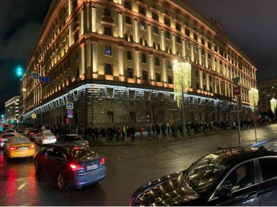 Сотни людей, которые ждут возможности поучаствовать в одиночном пикете в поддержку фигурантов дела "Сети"twitter.com/teamnavalny_mos Сотни людей, которые ждут возможности поучаствовать в одиночном пикете в поддержку фигурантов дела "Сети"twitter.com/teamnavalny_mos