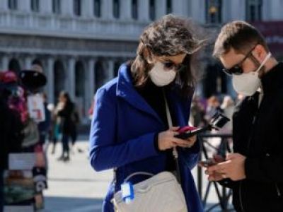 Туристы в защитных масках в Италии. Фото: Manuel Silvestri / Reuters Туристы в защитных масках в Италии. Фото: Manuel Silvestri / Reuters