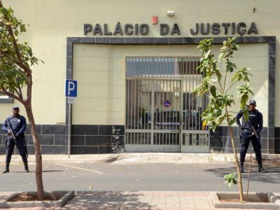 Полицейские охраняют здание суда, где слушается дело русских моряков, Прая, Кабо-Верде, 27 января 2020 года. Фото: Jolio Rodrigues / Reuters Полицейские охраняют здание суда, где слушается дело русских моряков, Прая, Кабо-Верде, 27 января 2020 года. Фото: Jolio Rodrigues / Reuters