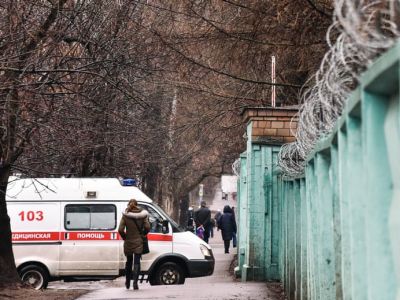 Автомобиль скорой помощи рядом с Клинической больницей инфекционных болезней №1. Фото: Андрей Васильев / ТАСС Автомобиль скорой помощи рядом с Клинической больницей инфекционных болезней №1. Фото: Андрей Васильев / ТАСС