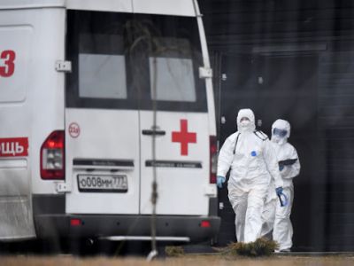 Сотрудники скорой помощи в защитных костюмах на территории больничного комплекса в Коммунарке (Москва). Фото: Илья Питалев / РИА Новости Сотрудники скорой помощи в защитных костюмах на территории больничного комплекса в Коммунарке (Москва). Фото: Илья Питалев / РИА Новости