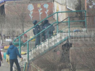 Жилой дом в Чите, в который выстрелил вертолет. Фото: Пятый канал Жилой дом в Чите, в который выстрелил вертолет. Фото: Пятый канал